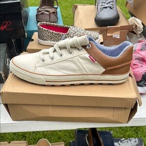 Levi's White and Tan Casual Sneakers